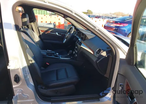 2012 Mercedes-Benz C 250 Sport z USA, uszkodzony, nr VIN WDDGF4HB3CA722481